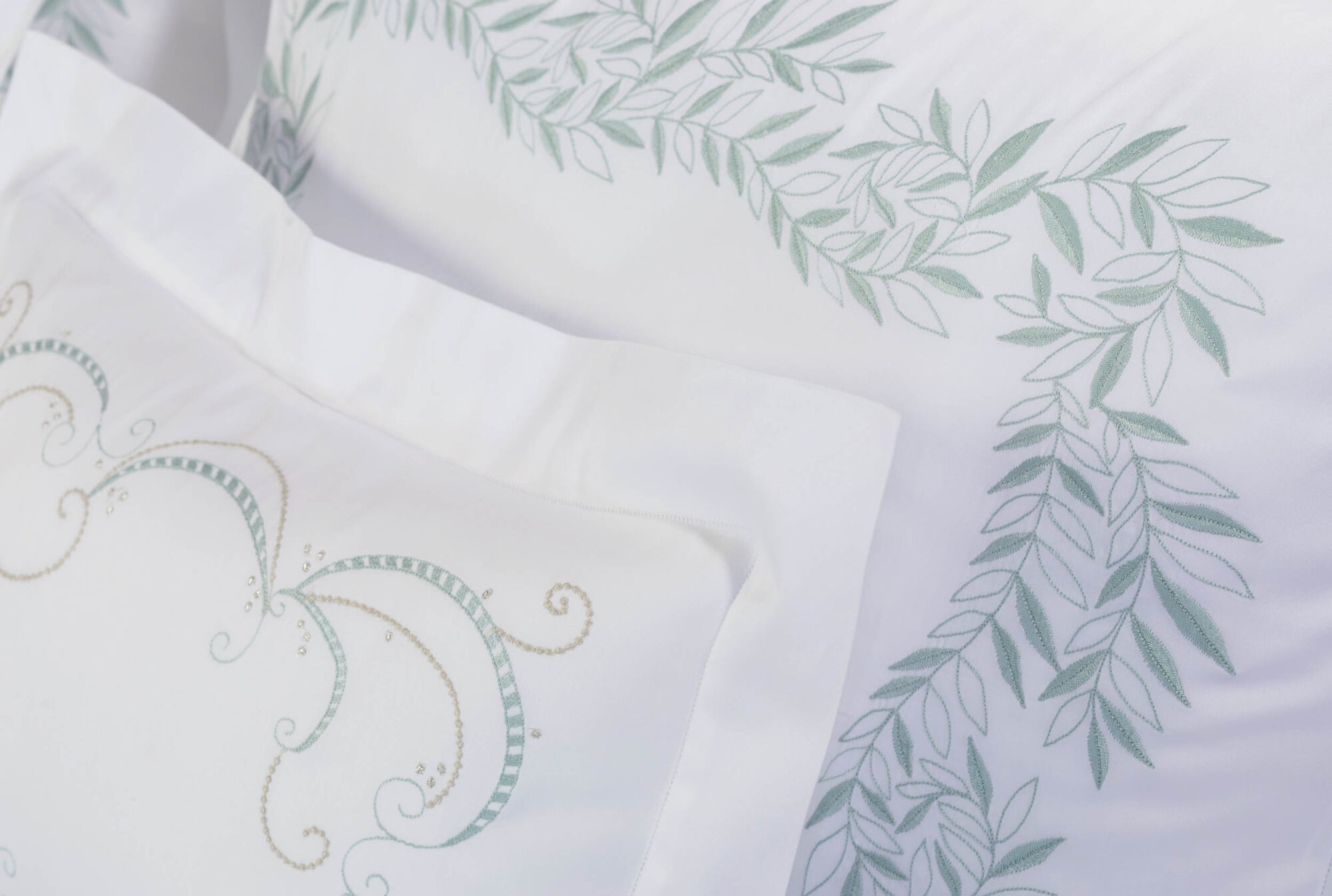 claire w fiesole boudoir shams+manhattan quilt close up 2 ret